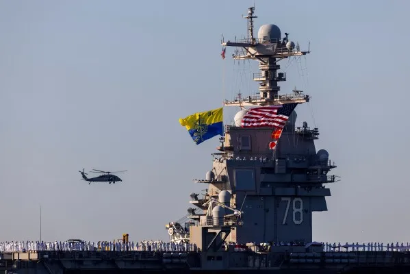 حاملة الطائرات USS Gerald R. Ford تبحر إلى قاعدة نورفولك، محاطة بالجنود والأعلام، بعد انتشار طويل دام 11 شهراً.