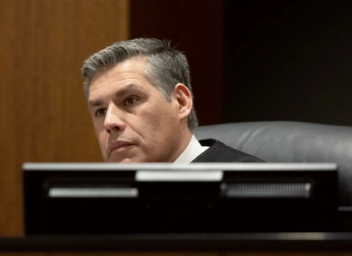 قاضي يوازن بين حقوق الجمهور ومخاوف الدفاع في قضية تايلر روبنسون المتهم بقتل تشارلي كيرك في جامعة يوتا.