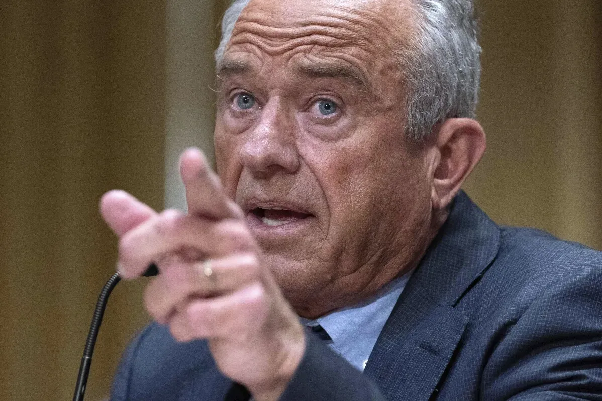 وزير الصحة الأمريكي روبرت كينيدي جونيور يتحدث بحماسة خلال جلسة استماع أمام المشرعين، مع التركيز على قضايا التطعيم والرعاية الصحية.