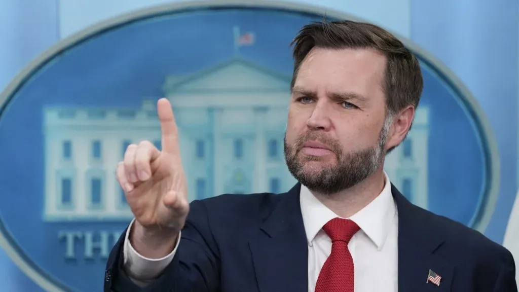 نائب الرئيس الأمريكي JD Vance يتحدث في مؤتمر صحفي بالبيت الأبيض، مشيراً إلى دعم ترامب لإسرائيل وسط توترات مع إيران.