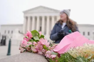 امرأة تحمل باقة من الزهور أمام المحكمة العليا، حيث تجري مسيرة من أجل الحياة، تعبيرًا عن دعمها لمناهضة الإجهاض.