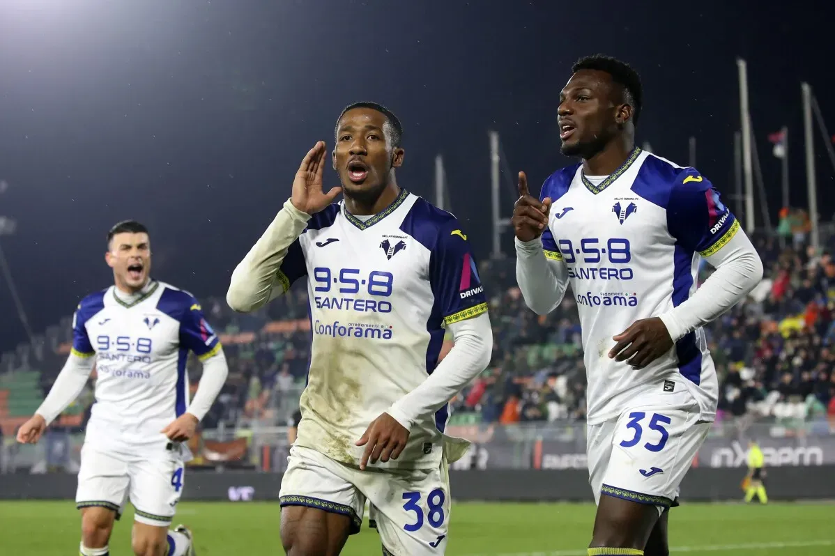 يحتفل فريق هيلاس فيرونا بتسجيل هدف التعادل ضد فينيسيا، مع تفاعل اللاعبين في أجواء حماسية خلال مباراة بالدوري الإيطالي.
