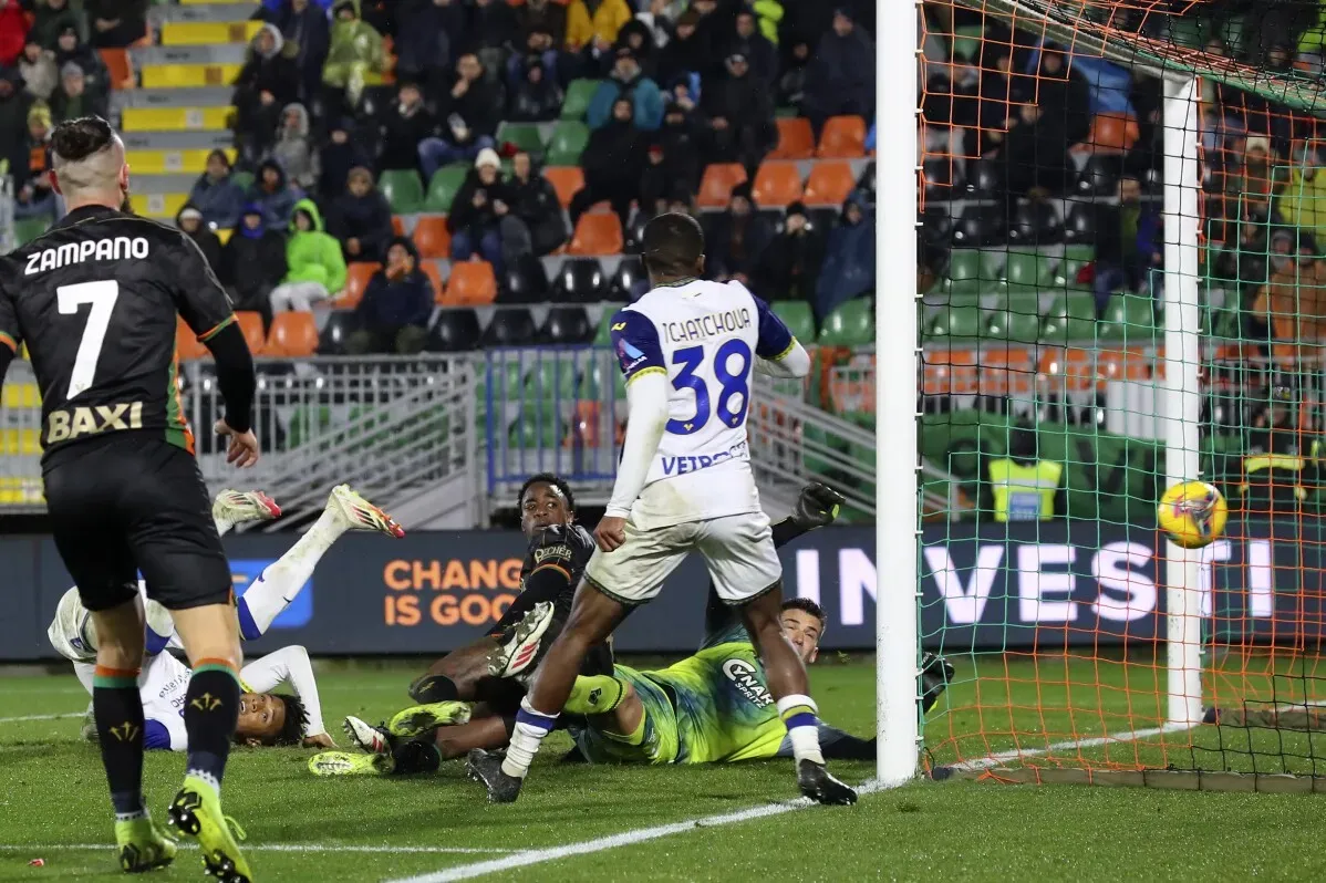 هدف جاكسون تشاتشوا لفيرونا يعادل النتيجة 1-1 ضد فينيسيا في مباراة الدوري الإيطالي، مع تفاصيل مثيرة تتعلق بالتصدي والتسديدات.