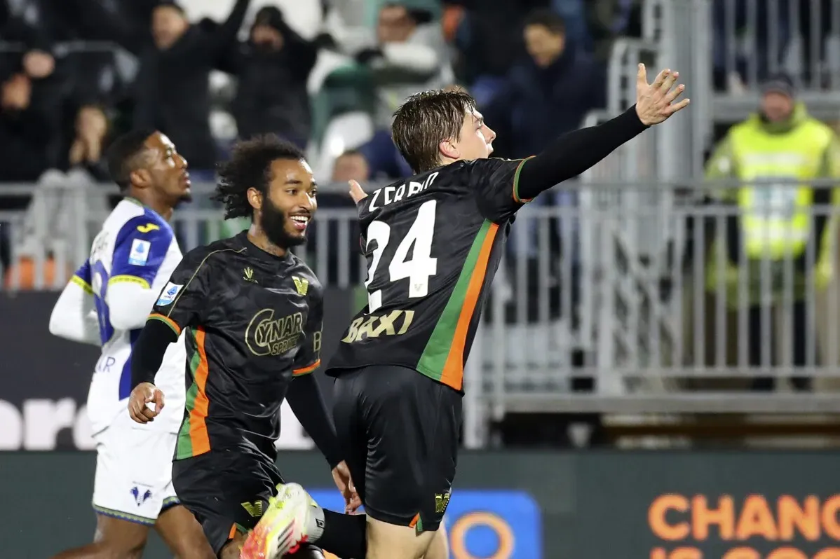 احتفال لاعب فينيسيا بزميله بعد أهداف المباراة التي انتهت بالتعادل 1-1 ضد فيرونا في الدوري الإيطالي.