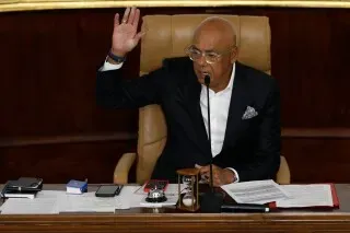 الرئيس الفنزويلي بالنيابة ديلسي رودريغيز يرفع يده أثناء توقيع مشروع قانون العفو في كراكاس، مما يمثل تحولًا في السياسة الفنزويلية.