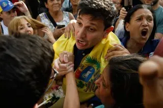 احتفال حاشد في فنزويلا بعد إطلاق سراح معارضين بارزين، حيث يظهر الناس في حالة من الفرح والتفاعل العاطفي.