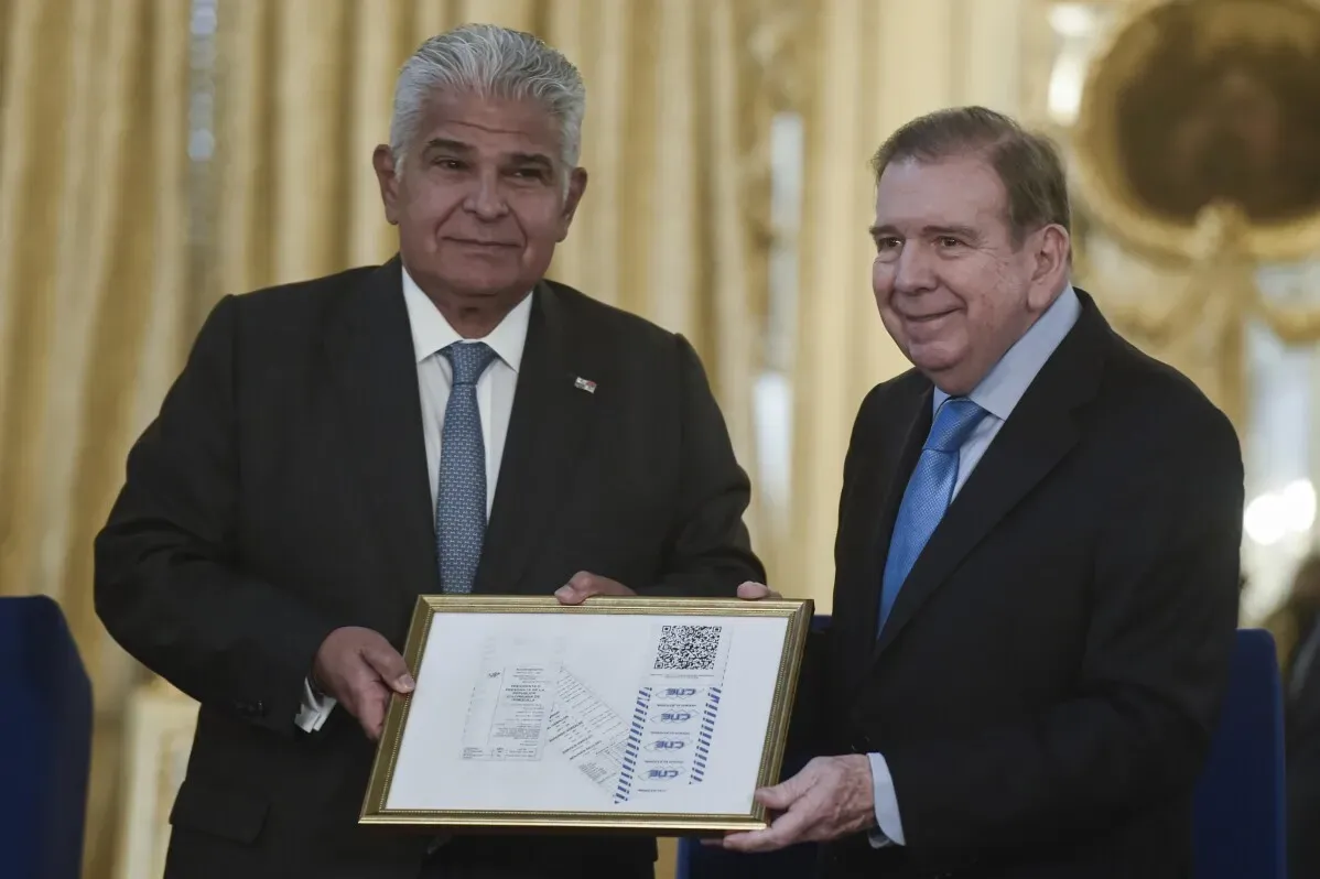 إدموندو غونزاليس، زعيم المعارضة الفنزويلية، يتسلم كشوف الأصوات الأصلية من الرئيس البنمي خوسيه راؤول مولينو في القصر الرئاسي.
