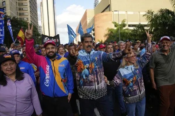 تجمع حشود من أنصار الحكومة في كاراكاس خلال الانتخابات، مع ظهور نيكولاس مادورو في المقدمة، وسط أجواء من القمع السياسي.