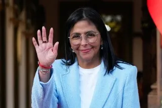 دلسي رودريغيز، الرئيسة الفنزويلية بالإنابة، تلوح بيدها خلال مؤتمر صحفي في لاهاي، تعبيرًا عن موقف فنزويلا من النزاع مع غيانا.