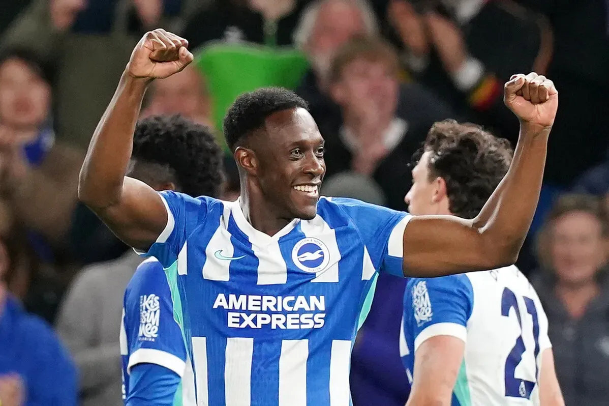 داني ويلبيك يحتفل بعد تسجيل هدف مع برايتون، حيث يُعتبر من أفضل المهاجمين الإنجليز هذا الموسم، مع 13 هدفًا في الدوري.