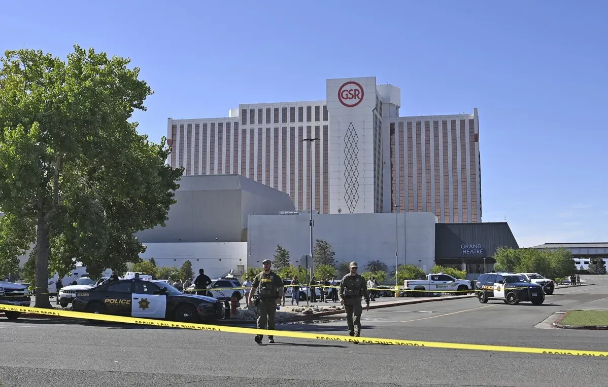 موقع منتجع جراند سييرا في رينو، نيفادا، حيث وقع إطلاق نار أسفر عن مقتل ثلاثة أشخاص، مع وجود الشرطة في موقع الحادث.