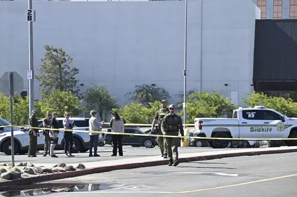 مشهد من مكان حادث إطلاق نار خارج كازينو جراند سييرا في رينو، حيث يتجمع رجال الشرطة والمحققون حول موقع الحادث.
