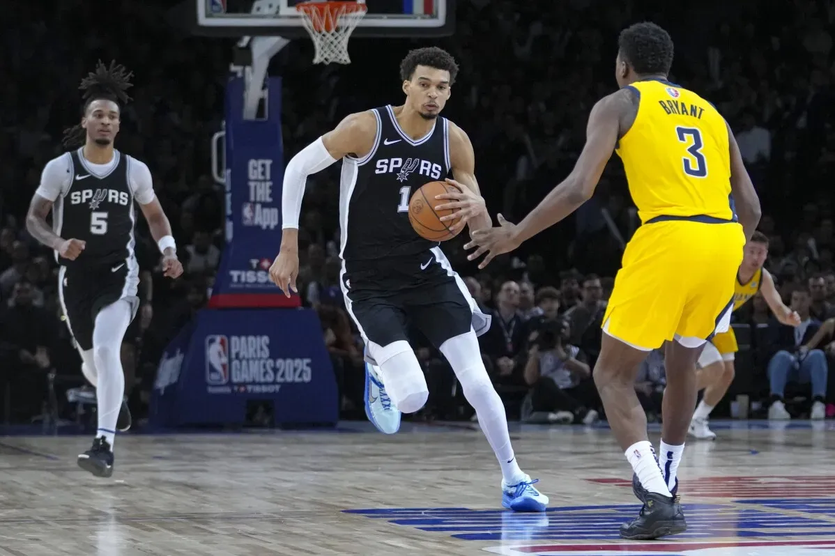 ويمبانياما يتقدم بالكرة خلال مباراة دوري NBA في باريس، ضمن أجواء حماسية وحضور جماهيري كبير.