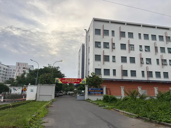 مبنى مستشفى فيتنامي في Phu Quoc حيث يتلقى ناجو حادث انقلاب زورق السرعة العلاج بعد وفاة 15 سائحاً هندياً.