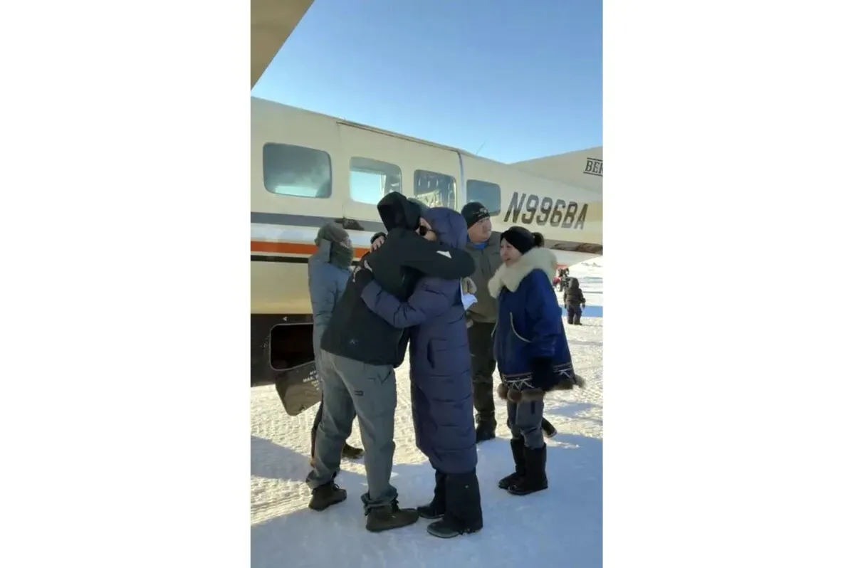 مشهد مؤثر في قرية غولوفين بألاسكا، حيث يستقبل السكان الطيار بعد هبوط طائرة في مهبط مغطى بالثلوج، مع مشاعر الدعم والمساندة.