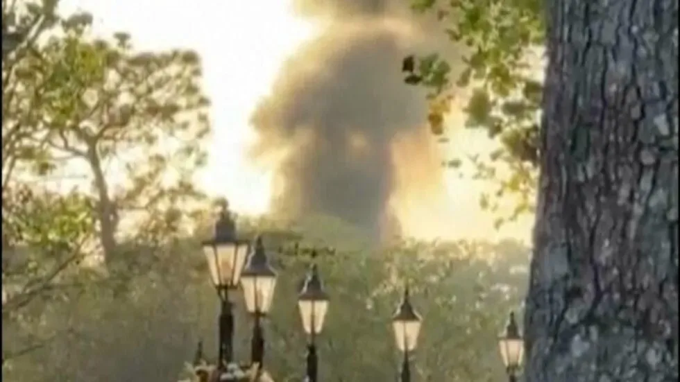 عمود من الدخان يتصاعد فوق منتجع والت ديزني العالمي في أورلاندو، نتيجة حريق في مبرد خلف جناح فرنسا، وقد تم إخماده بسرعة.