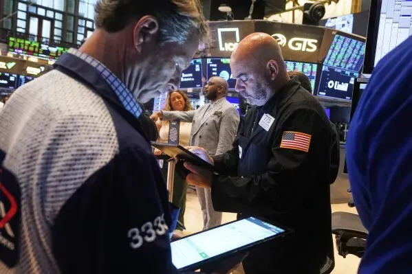متداولون في بورصة وول ستريت يتابعون الأسواق المالية، مع شاشات تعرض بيانات السوق في الخلفية، قبل اجتماع ترامب مع زيلينسكي.