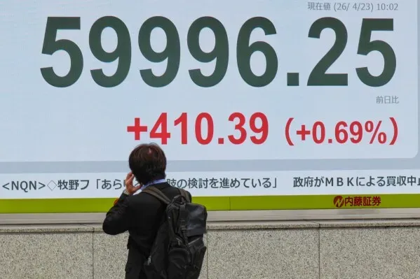 شخص يقف أمام شاشة تعرض مؤشر Nikkei 225 الذي بلغ 59996.25 نقطة، مع زيادة قدرها 410.39 نقطة، مما يعكس أداء السوق الياباني.