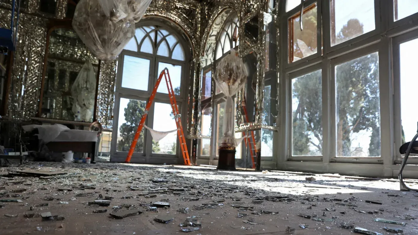 تظهر الصورة الأضرار داخل قصر كلستان في طهران، مع زجاج مكسور وأرضية مغطاة بشظايا، مما يعكس تأثير الغارات الجوية على التراث الإيراني.