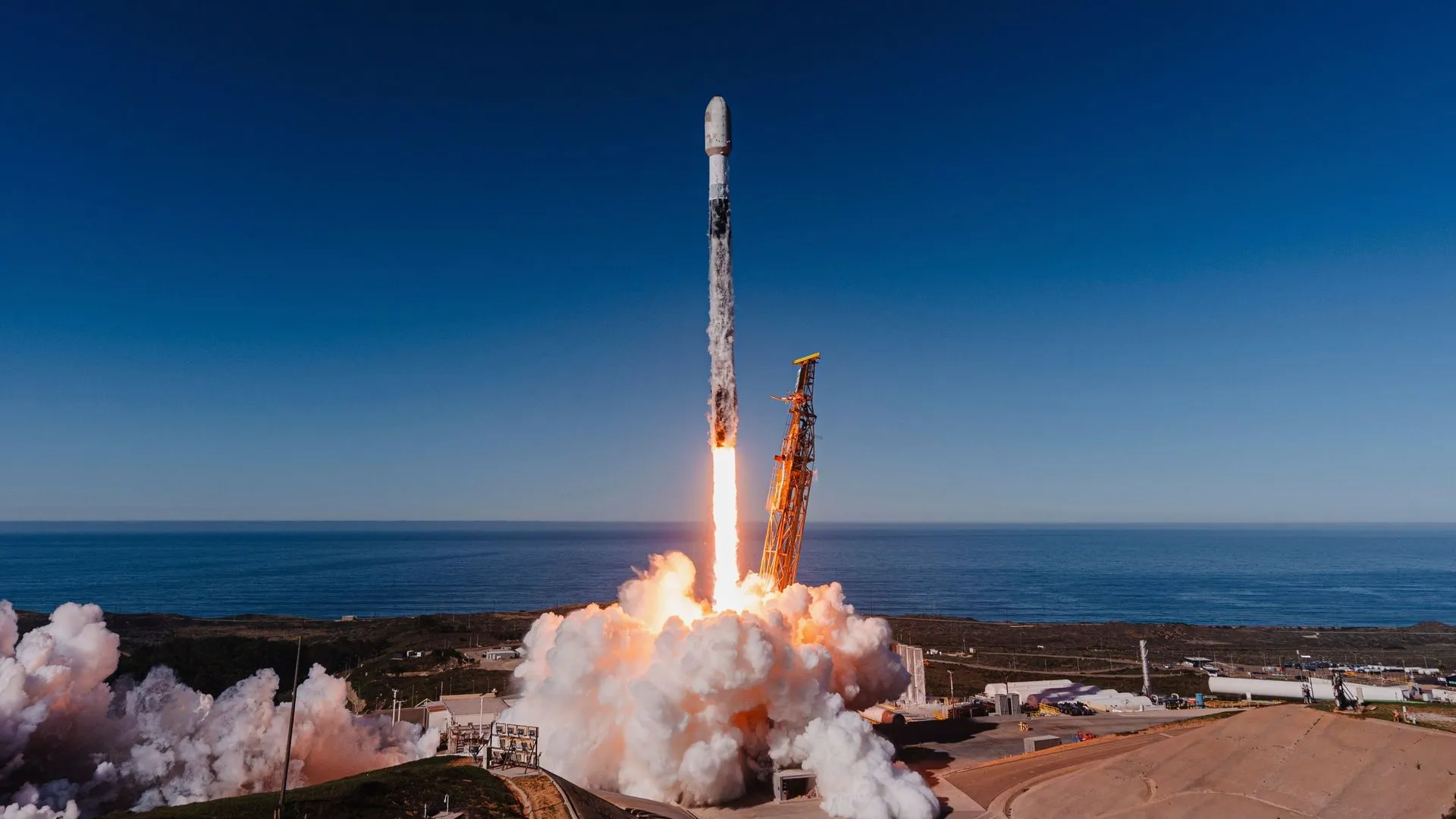 إطلاق صاروخ فالكون 9 من سبيس إكس من قاعدة فاندنبرغ حاملاً 130 حمولة تشمل تجربة Google لمركبة ذكية واختبارات نقل الطاقة وصيانة الأقمار الصناعية.