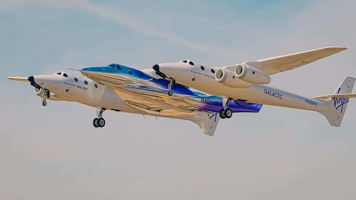 طائرة VMS Eve الحاملة تطير بمركبة الفضاء أبيرون الجديدة لشركة Virgin Galactic خلال اختبار نقل بين ميسا ونيو مكسيكو استعدادًا لرحلات سياحة الفضاء 2027.
