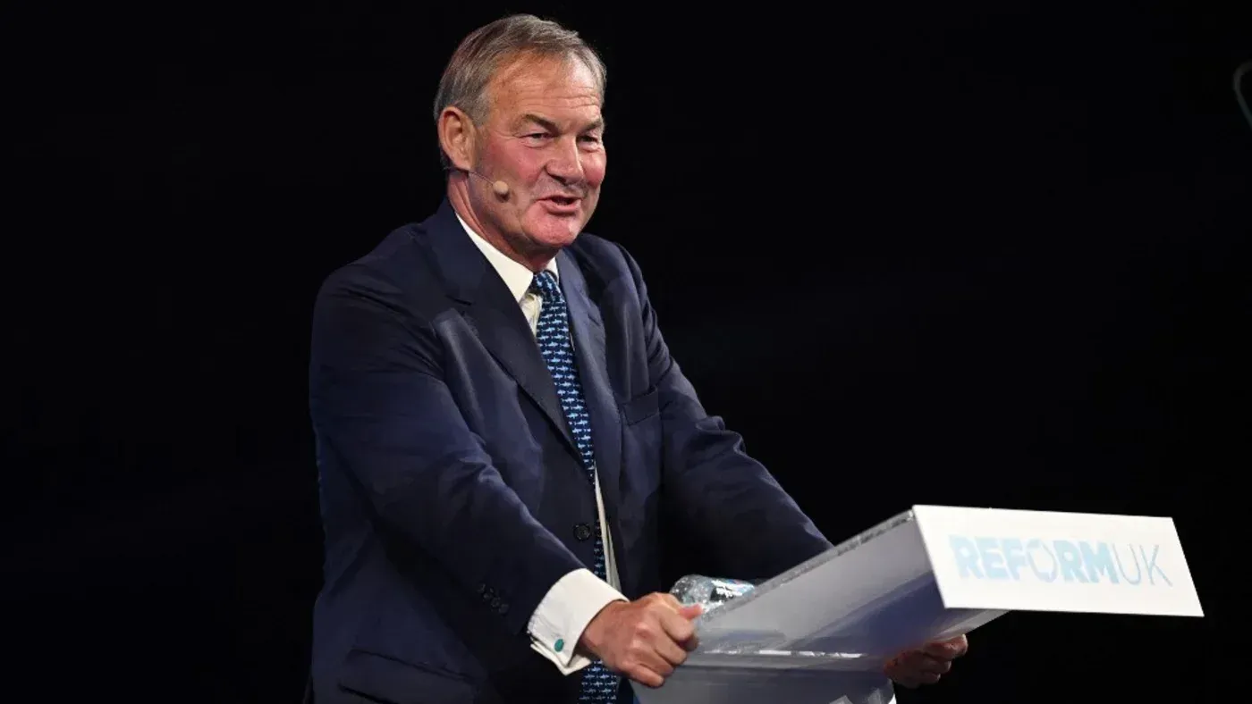 روبرت لوي، مؤسس حزب "استعادة بريطانيا"، يتحدث في حدث سياسي، مع التركيز على سياسات الهجرة المثيرة للجدل.