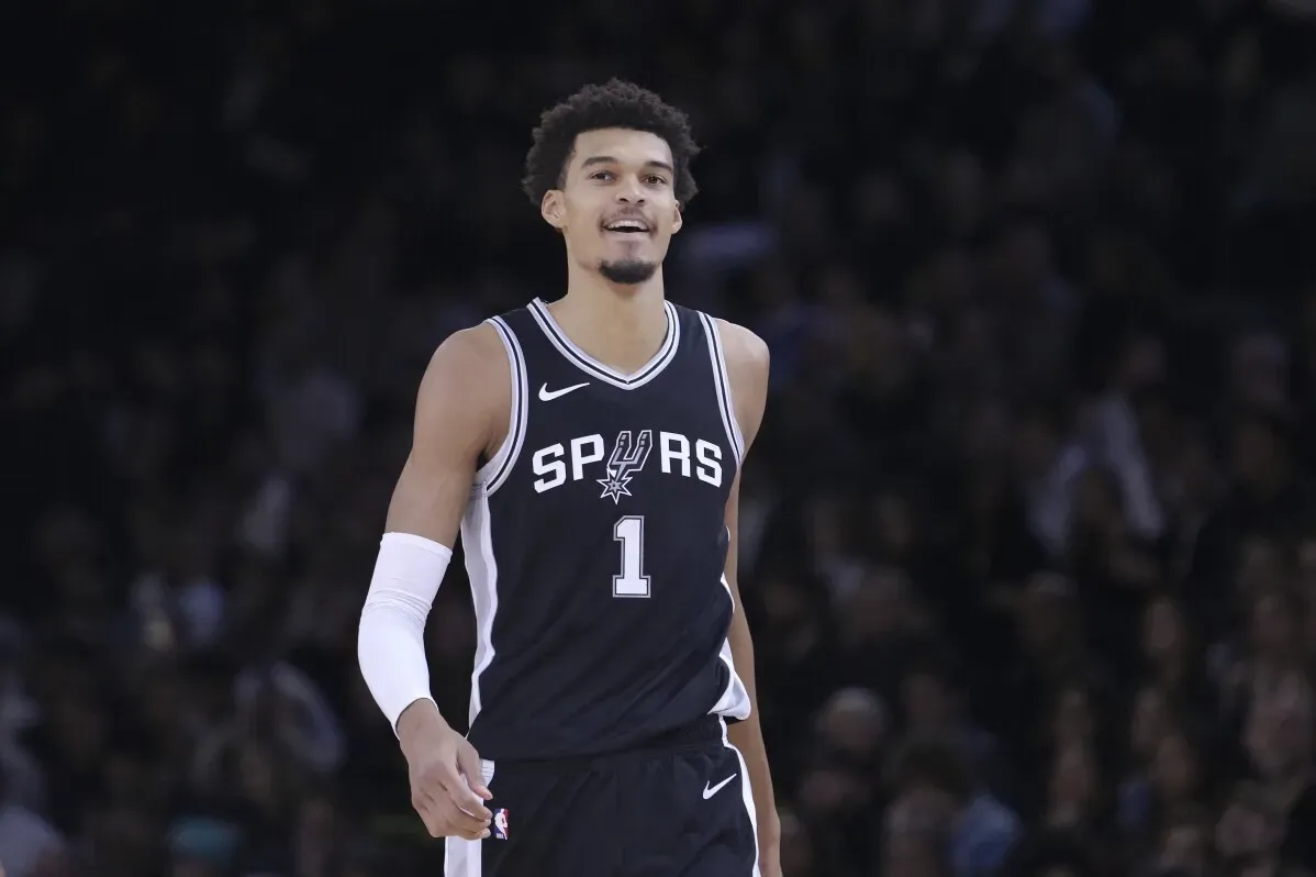 فيكتور ويمبانياما، لاعب فريق سبيرز، يبتسم أثناء المباراة في لندن، حيث أظهر تألقه بحضور جماهيري كبير وتفاعل مذهل.