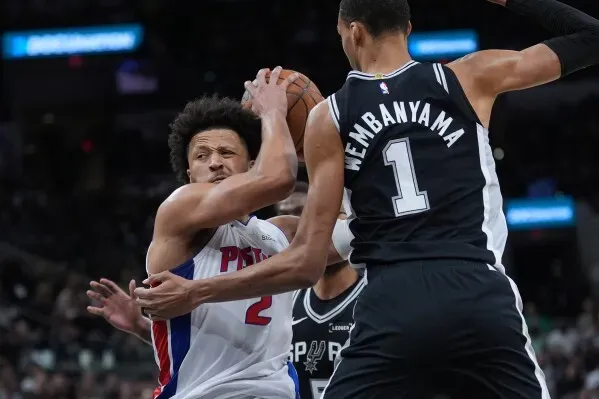 فيكتور ويمبانياما يتصدى لكرة كيد كانينغهام أثناء مباراة سان أنطونيو سبيرز ضد ديترويت بيستونز، حيث سجل ويمبانياما 38 نقطة.