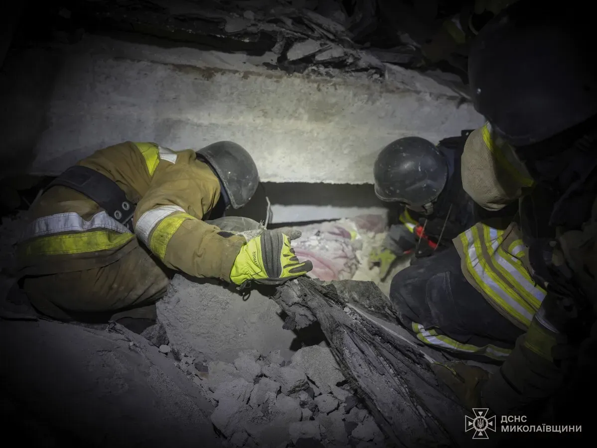 أفراد من فرق الإغاثة يعملون على إنقاذ المحتجزين تحت الأنقاض في منطقة أثر عليها القصف في أوكرانيا، وسط ظروف صعبة.
