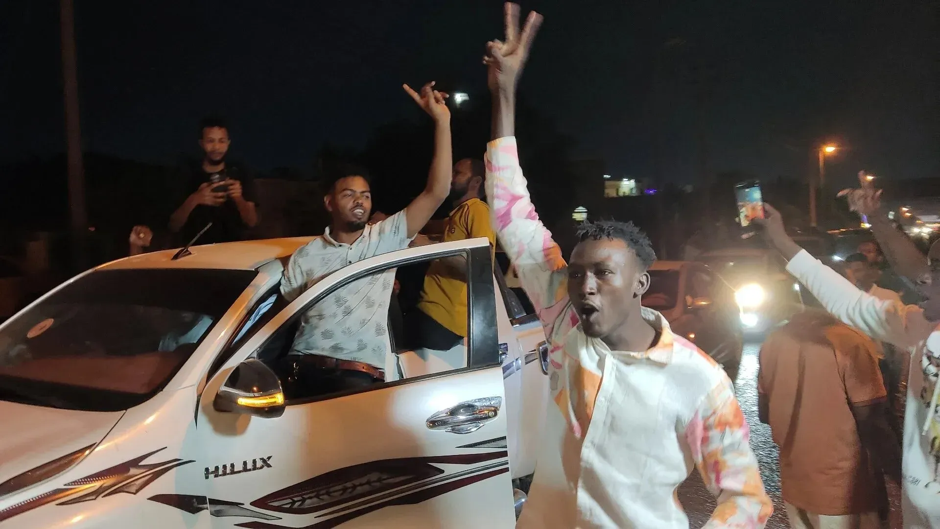 احتفالات في شوارع الخرطوم بعد إعلان القوات المسلحة السودانية تحرير المدينة من قوات الدعم السريع، مع تواجد حشود من السكان.