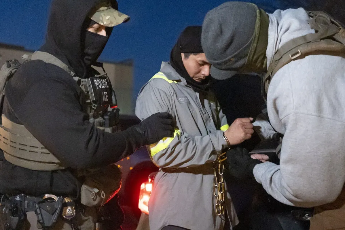 اعتقال مهاجر بواسطة عناصر من إدارة إنفاذ قوانين الهجرة والجمارك الأمريكية، مع ظهور تفاصيل إضافية عن سياسة الهجرة الجديدة.