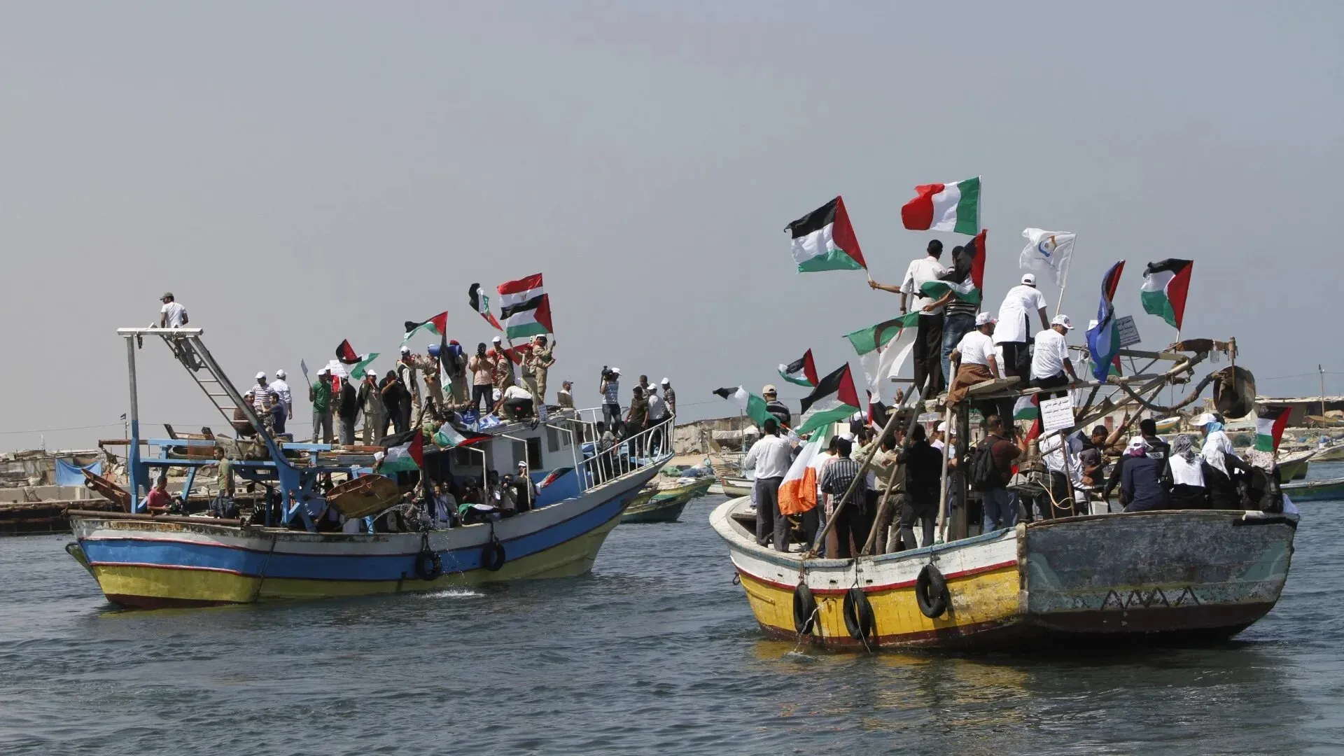 سفن تحمل أعلام فلسطين ودول أخرى، مع نشطاء على متنها، تبحر في البحر الأبيض المتوسط لدعم جهود كسر الحصار الإسرائيلي على غزة.