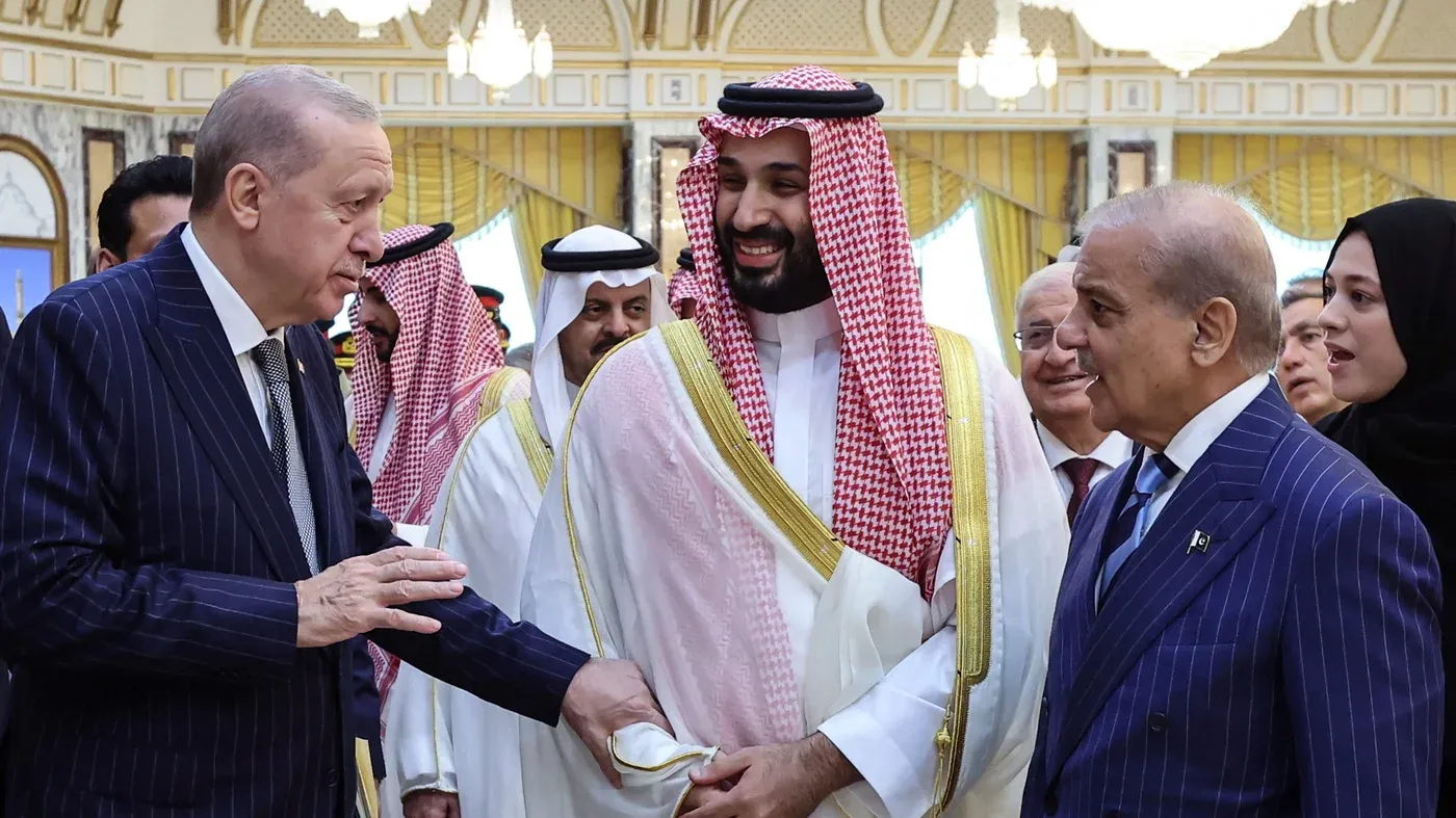 قادة السعودية وتركيا وباكستان خلال توقيع اتفاقية مكة للدفاع المشترك لتعزيز الأمن الإقليمي والتعاون العسكري في الشرق الأوسط.