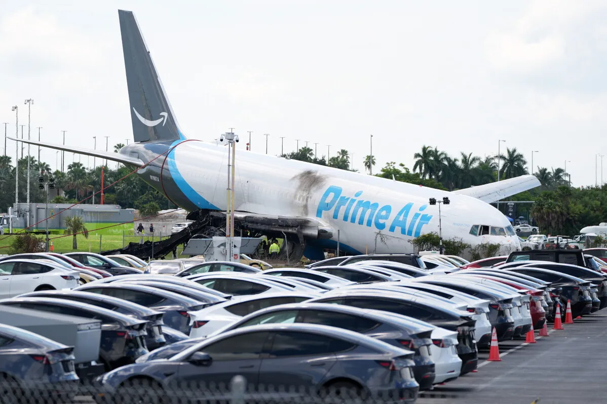 طائرة شحن تابعة لـ Amazon Prime Air تجاوزت مدرج مطار Miami الدولي وسط سيارات متوقفة، بعد حادث خروج عن المدرج تسبب في وفاة خمسة عمال تنظيف.