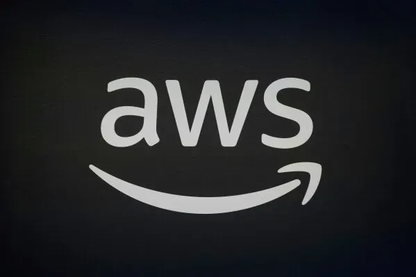 شعار خدمات أمازون السحابية (AWS) يظهر على خلفية داكنة، مما يعكس أهمية البنية التحتية السحابية في عالم التكنولوجيا الحديثة.