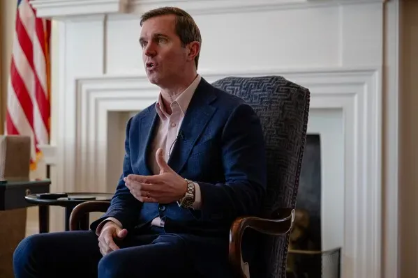 حاكم ولاية كنتاكي آندي بيشير يتحدث خلال مقابلة، مع التركيز على قضايا قانونية تتعلق بمبيد الأعشاب "راوندأب" وتأثيره على الصحة العامة.