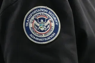 شعار إدارة أمن النقل الأمريكي، يظهر تفاصيل الشعار الذي يرمز إلى الأمن والسلامة في المطارات.