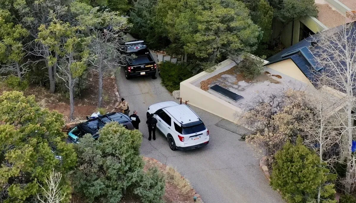 مشهد خارجي لمنزل جين هاكمان في نيو مكسيكو، حيث تواجدت سيارات الشرطة وعناصر الأمن بعد العثور على جثثه وزوجته.