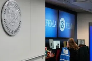 مكتب إدارة الطوارئ الفيدرالية (FEMA) يظهر في الصورة، مع شعار وزارة الأمن الداخلي، حيث يعمل الموظفون على الاستجابة للأزمات.