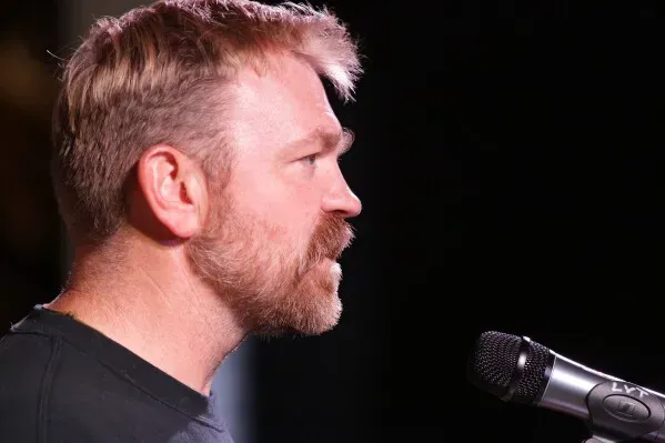 غراهام بلاتنر، مرشح ديمقراطي لمجلس الشيوخ الأمريكي، يتحدث في حدث عام، مع التركيز على قضايا الانتخابات والتحديات التي يواجهها.