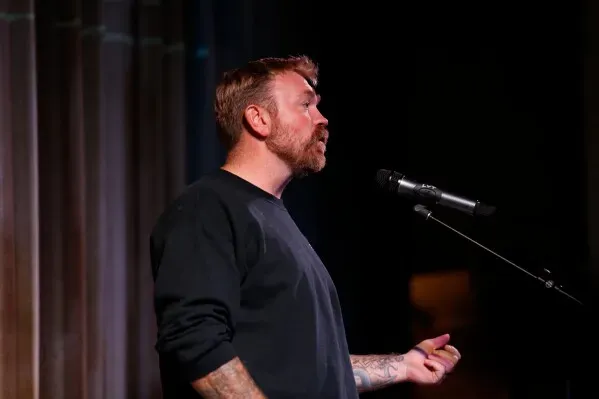 غراهام بلاتنر، مرشح مجلس الشيوخ من ولاية ماين، يتحدث في تجمع انتخابي، مع التركيز على قضايا حملته بعد الجدل حول منشوراته القديمة ووشمه.