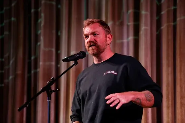 غراهام بلاتنر، مرشح ديمقراطي لمجلس الشيوخ الأمريكي، يتحدث أمام الجمهور، مع التركيز على قضايا حملته الانتخابية.