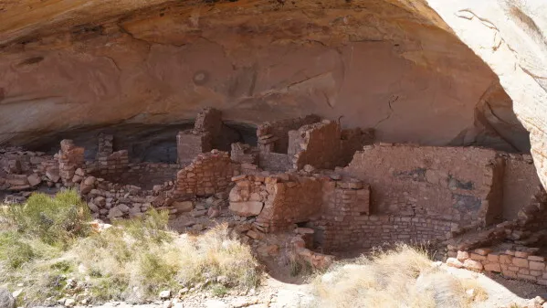 موقع أثري قديم في محمية Bears Ears بولاية يوتا، يعكس أهمية المناطق المحمية ثقافياً وتاريخياً في الولايات المتحدة.