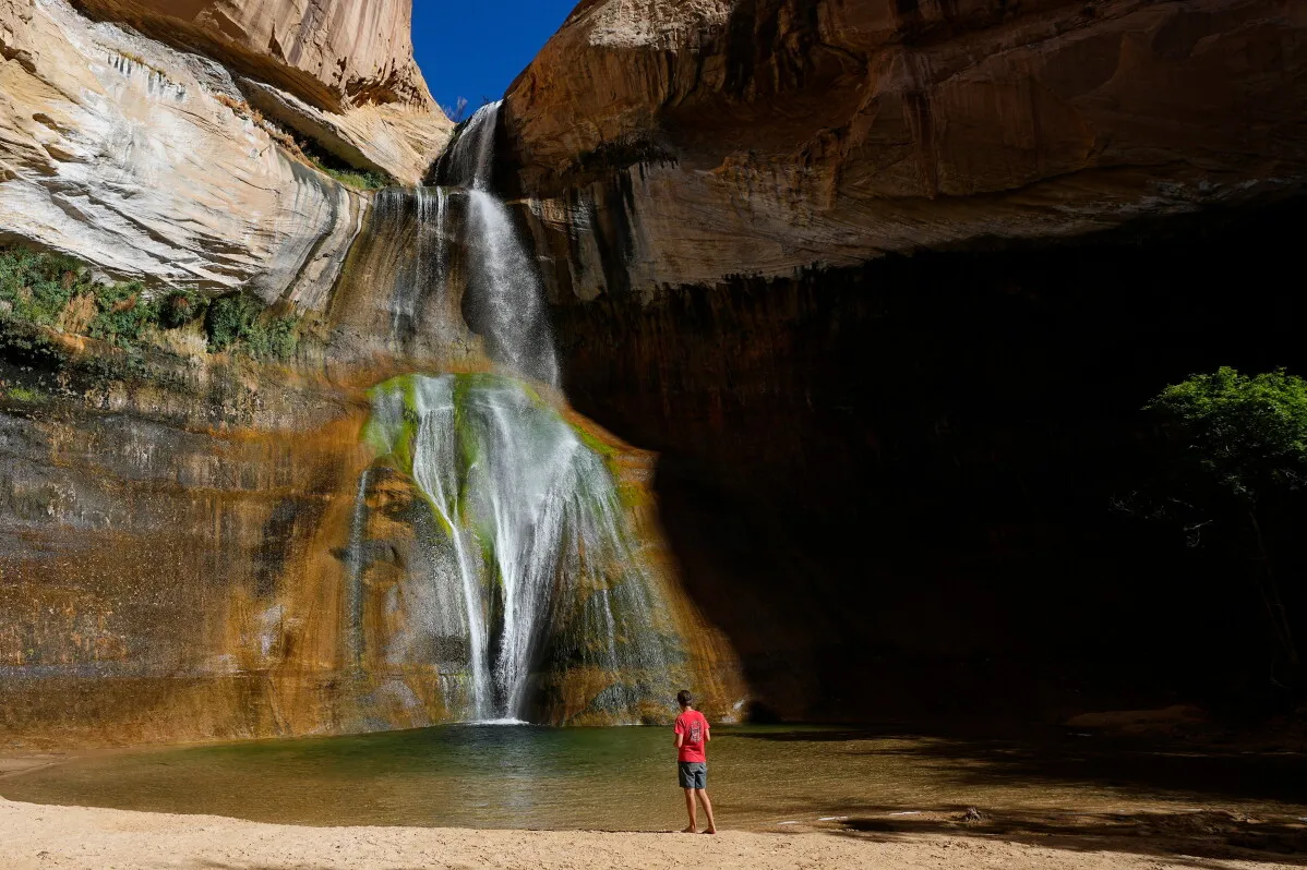 شلال طبيعي في محمية Grand Staircase-Escalante في يوتا، يعكس جمال وتنوع المناطق المحمية التي يشملها قرار تقليص الحدود.