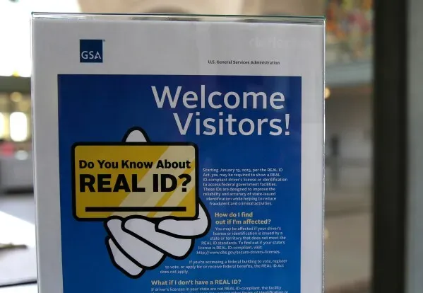 لافتة ترحيبية للزوار تتضمن معلومات حول بطاقة الهوية الحقيقية (REAL ID) ومتطلبات استخدامها للسفر والدخول إلى المنشآت الفيدرالية.