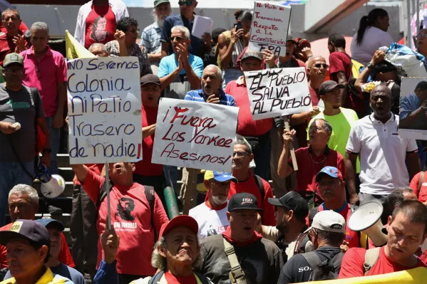 احتجاجات في فنزويلا ضد الاتفاقية النفطية مع الولايات المتحدة وسط مطالب برفض التدخل الأجنبي وحماية السيادة الوطنية.