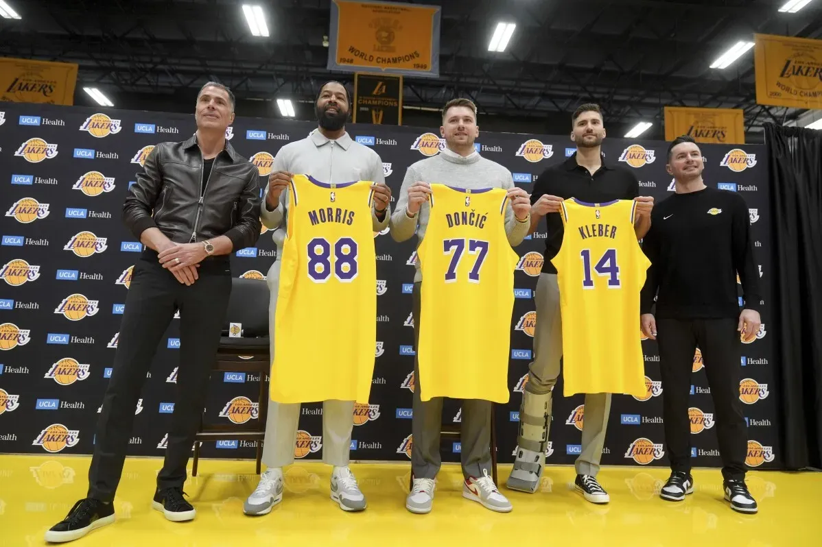 لاعبو لوس أنجلوس ليكرز يحملون قمصانهم الجديدة، مع لوكا دونسيتش في المنتصف، خلال مؤتمر صحفي للإعلان عن انضمامه للفريق.