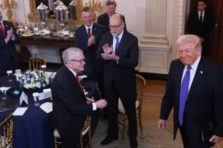 اجتماع عشاء المحافظين في البيت الأبيض، حيث يظهر ترامب وسط الحضور، مع تفاعل سياسي متوتر قبل مؤتمر الجمعية الوطنية.