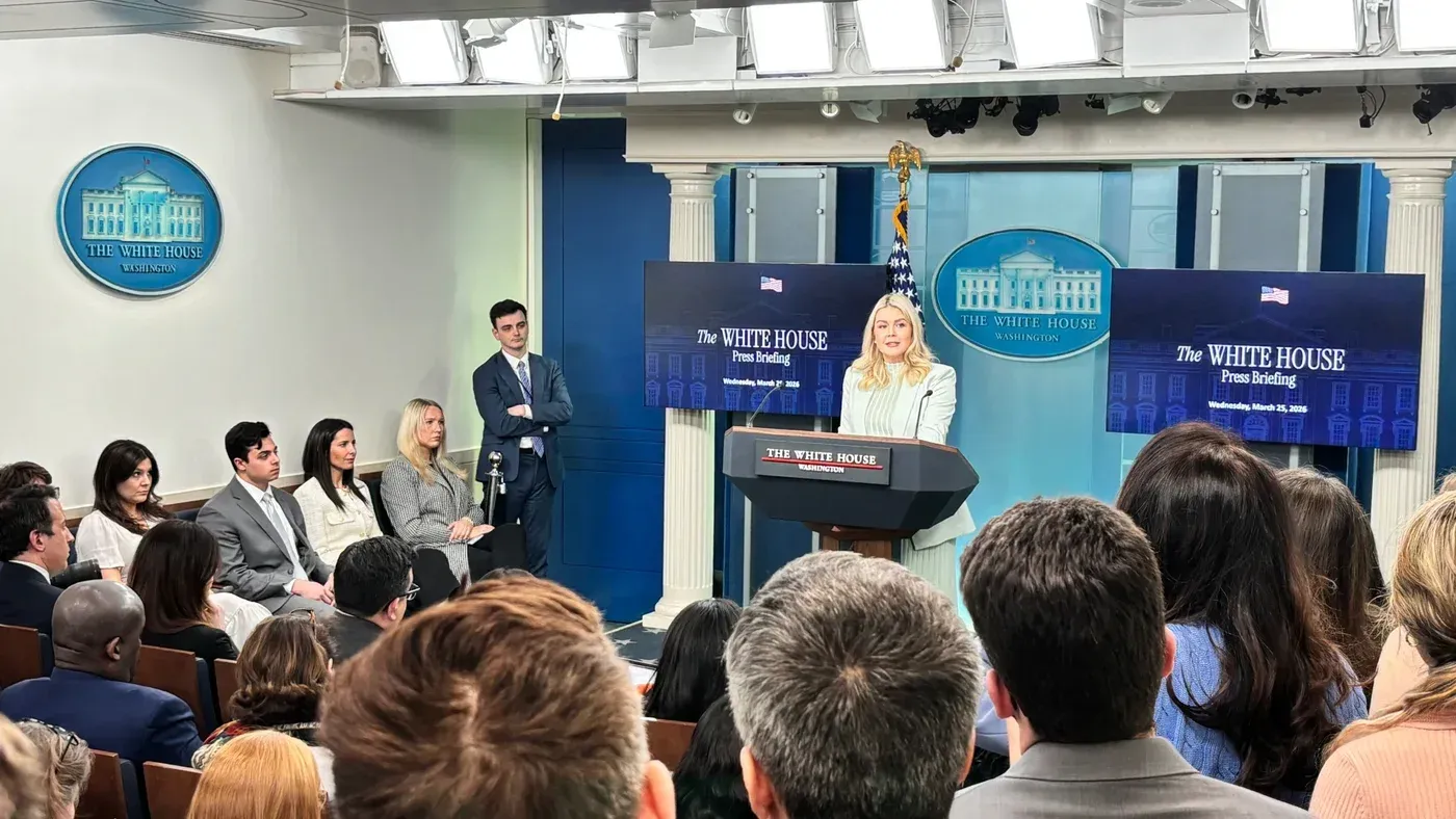 مؤتمر صحفي في البيت الأبيض حيث تتحدث السكرتيرة الصحفية كارولين ليفيت حول الحرب على إيران، مع حضور صحفيين في الخلفية.