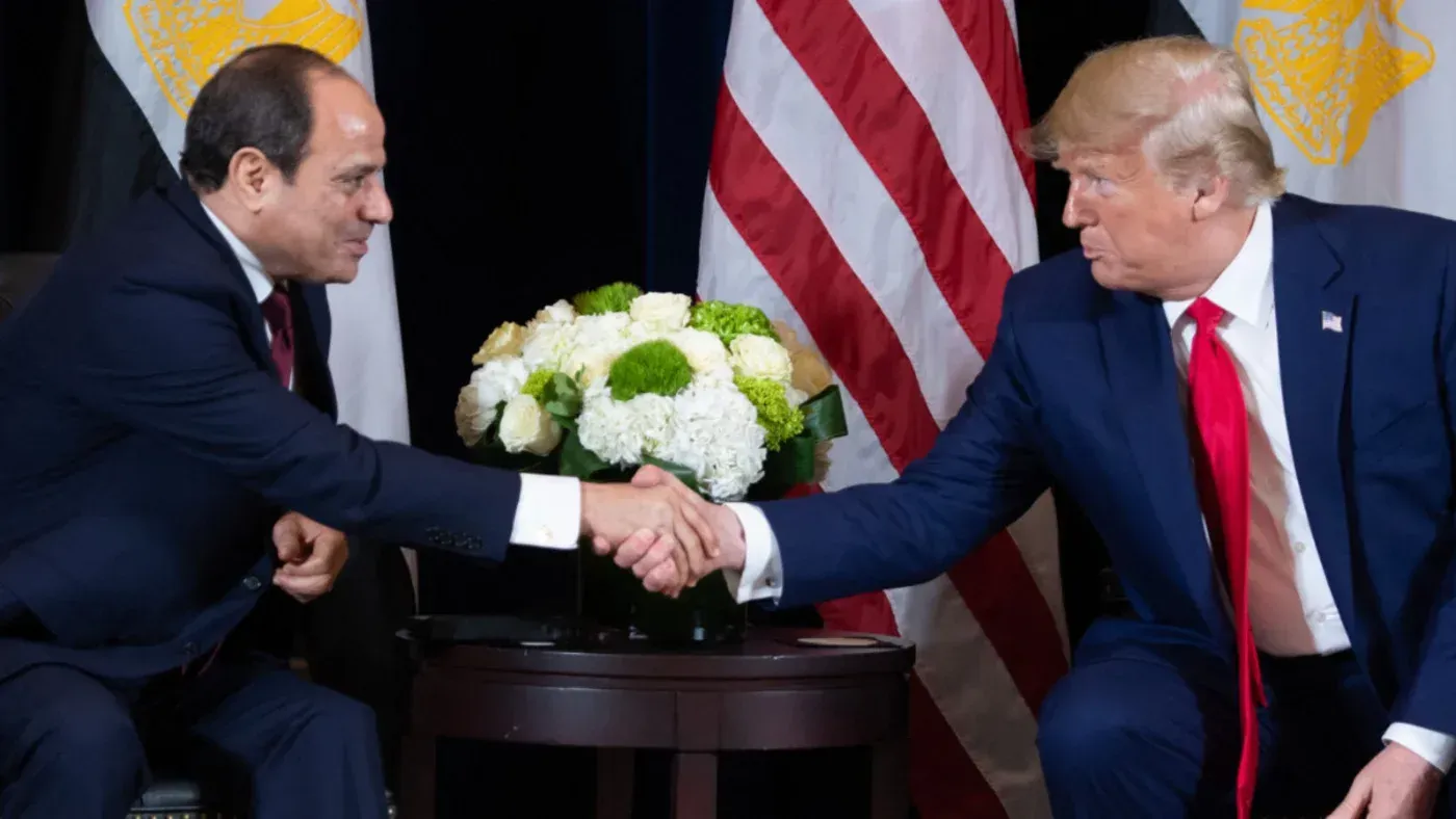 اجتماع بين الرئيس الأمريكي دونالد ترامب والرئيس المصري عبد الفتاح السيسي، حيث يتصافحان أمام علمي البلدين وزهور.